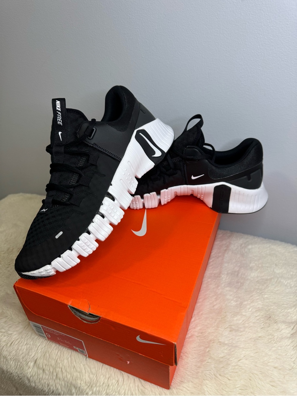 Nike Free Metcon 5 Black/White Low Top Lace-Up Mesh Sneakers DV3949-001
